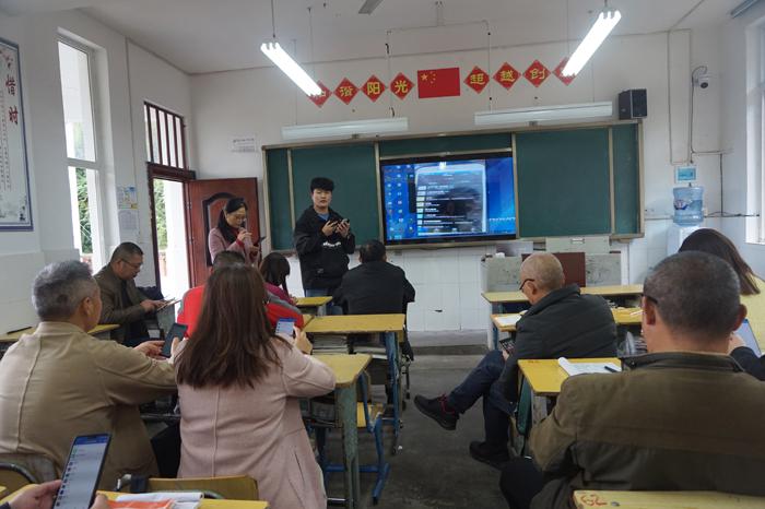 “企业微信”技术人员对葫芦中学教师进行平台操作技能培训！